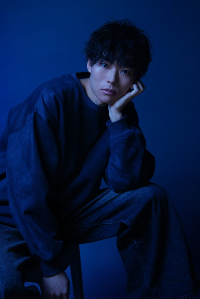 Studio Fictionで撮影した全体にブルーのフィルターがかかった男性の写真