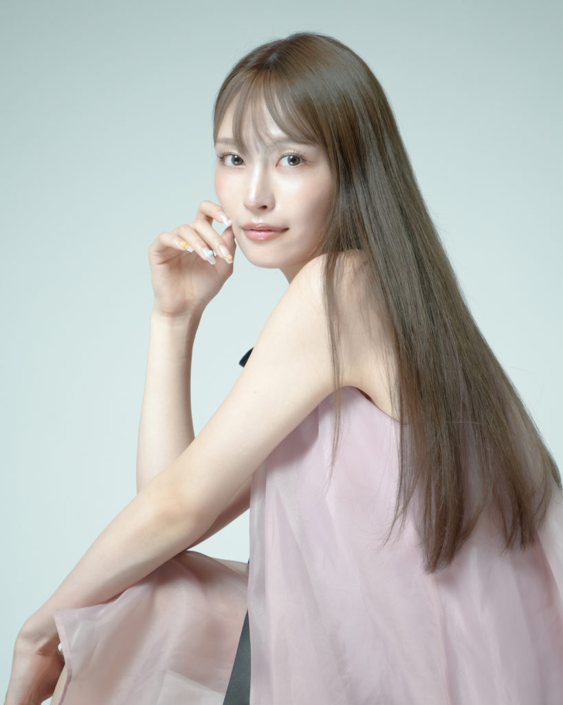 女性が椅子に座りポーズをキメている