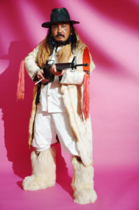 マシンガンを構える男