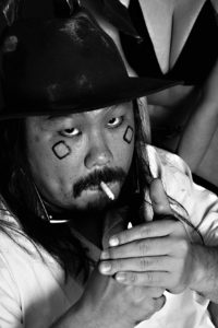 タバコを吸う男