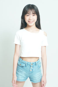 女の子が笑顔で立っている