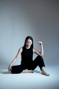 女性が座りポーズをつけている