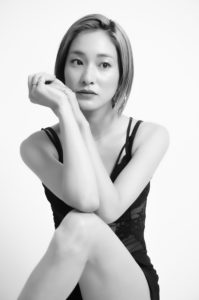 女性が座りポーズをつけている