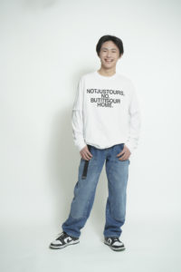 男の子が笑顔で立っている