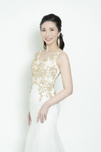 女性がポーズをとり立っている