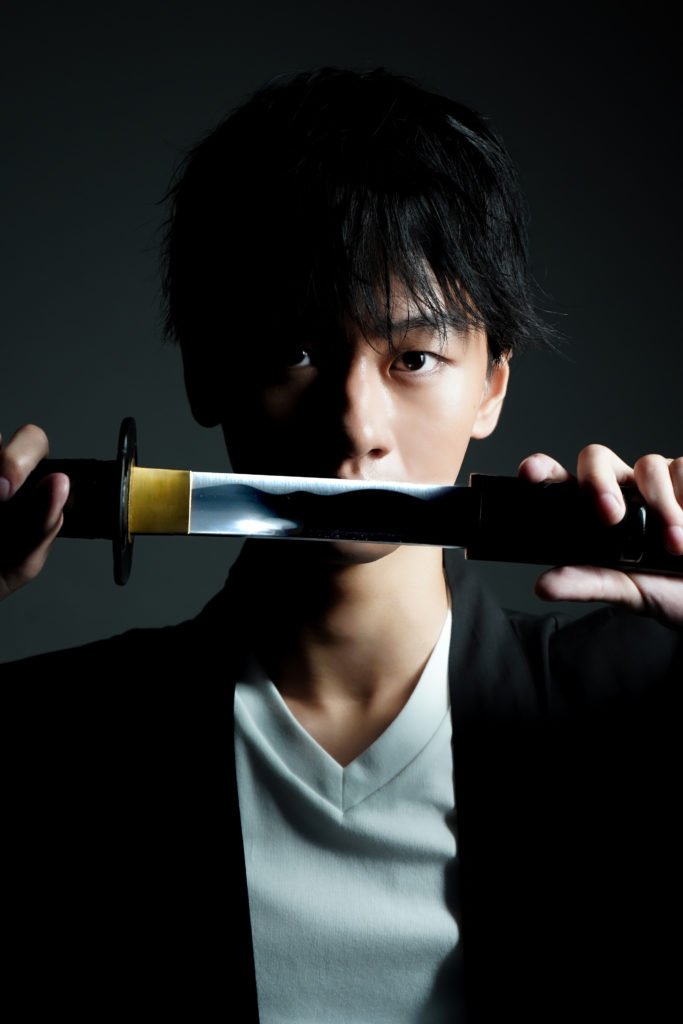 男性が刀を抜いている