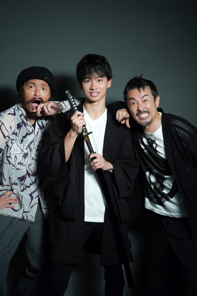 Studio Fictionの二人と刀を持った男性