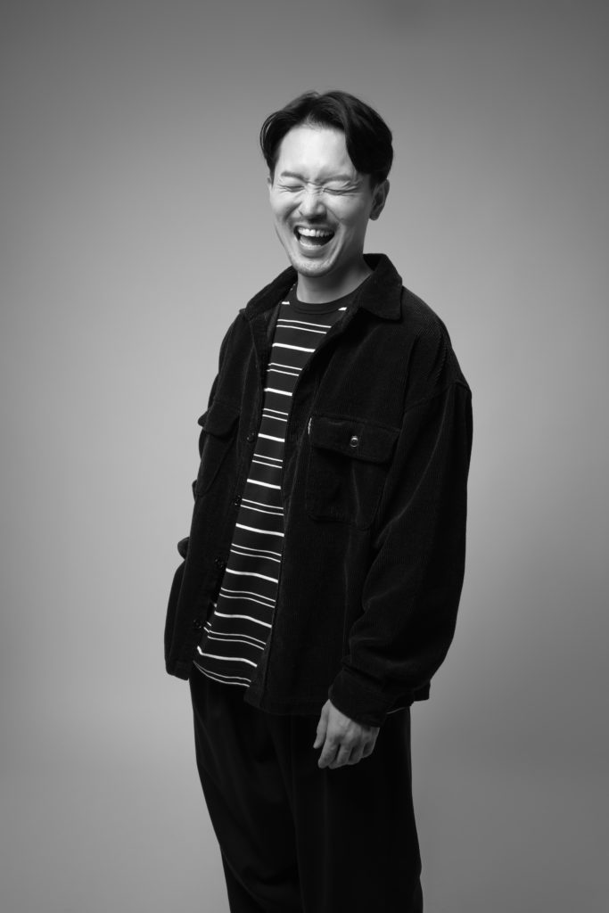 笑顔の男性のモノクロ写真