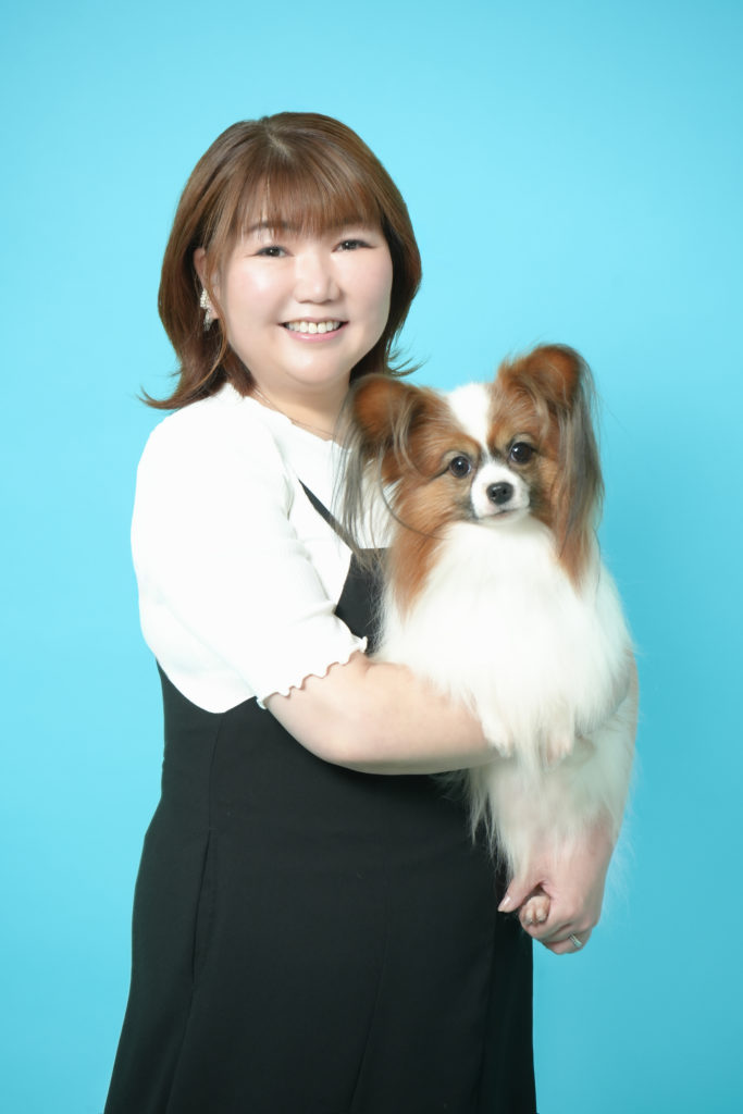 パピヨンを抱いた女性の写真