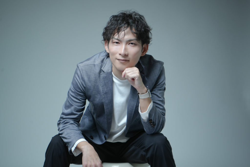 男性が椅子に座っている写真