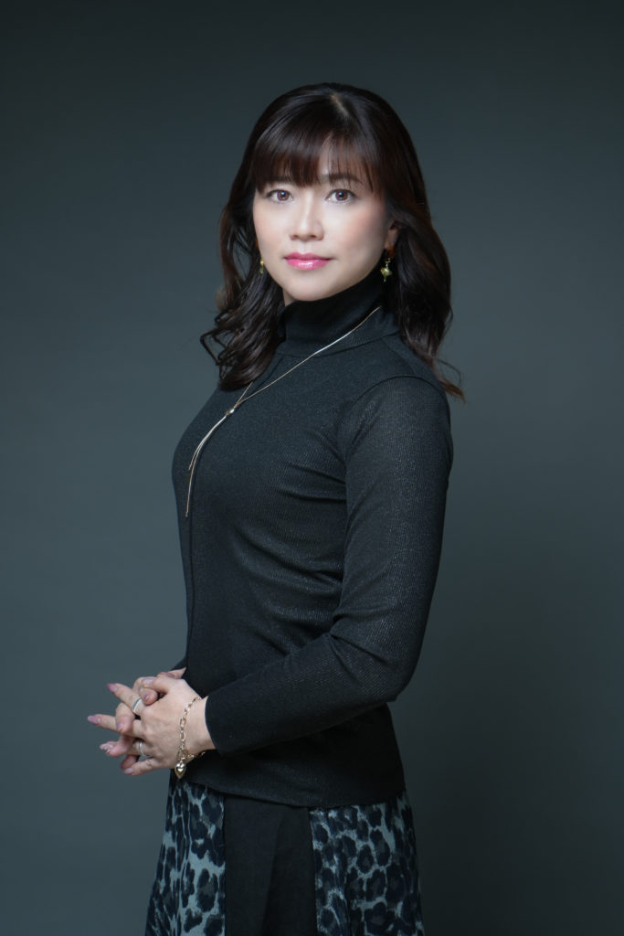 黒のニットを着た女性の写真