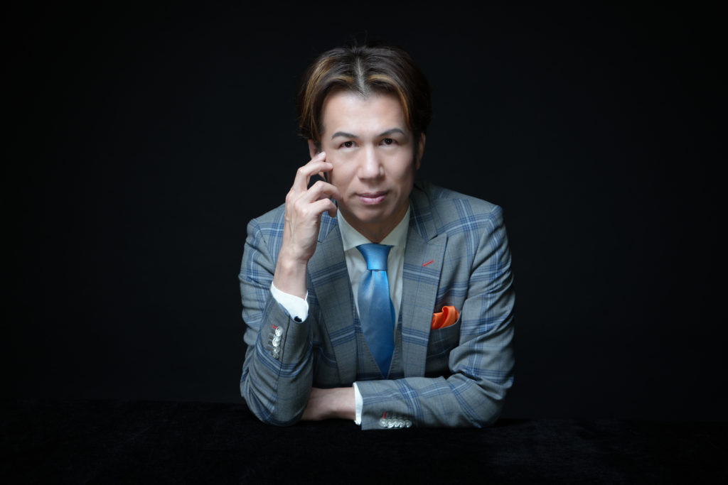 ジャケット姿の男性の写真