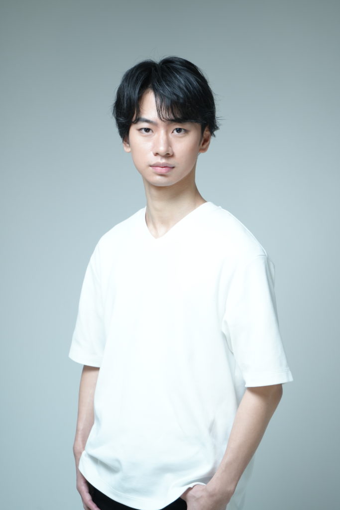 白いTシャツを着た男性の写真