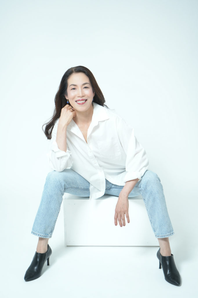 白のシャツとデニムを着た女性