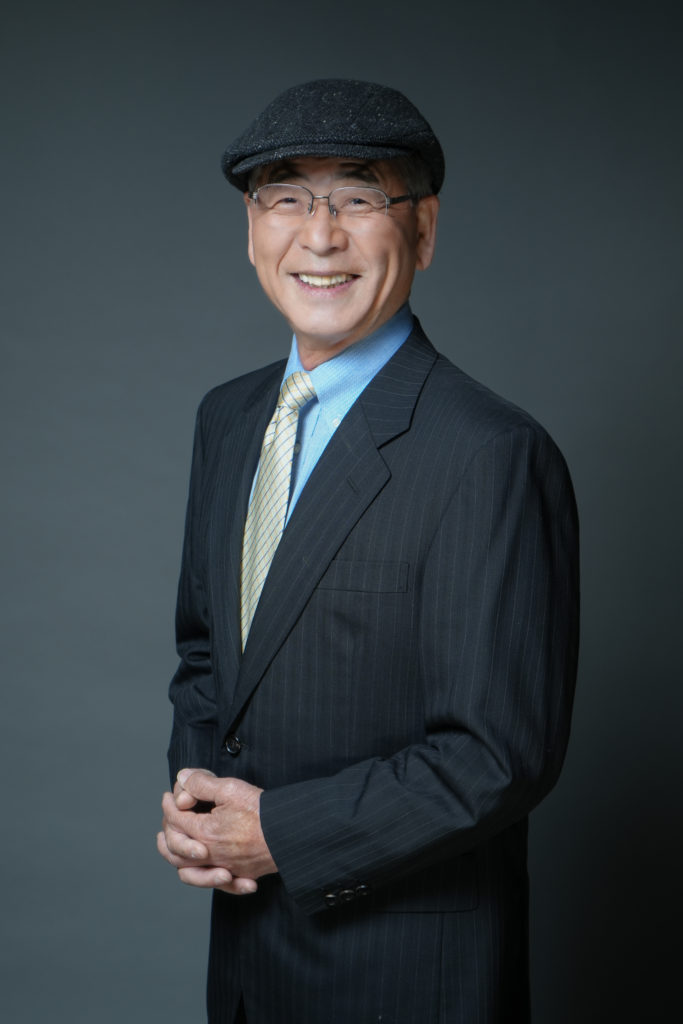 ベレー帽にスーツ姿の男性の写真