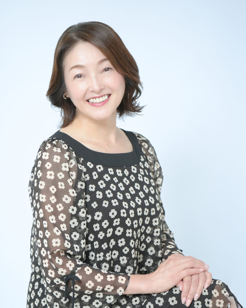 「アサデス。」メインパーソナリティーの徳永玲子さんが座って微笑んでいる写真