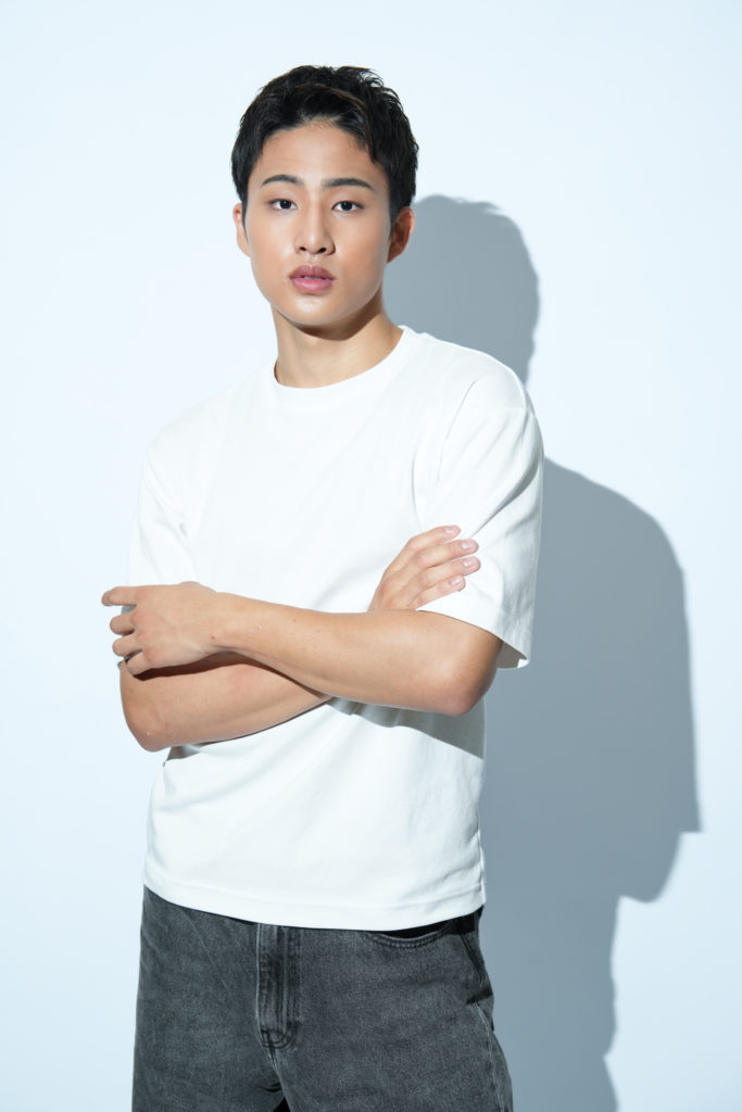 腕を組む男性の写真