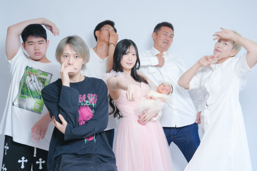 ジョジョ立ちする家族写真