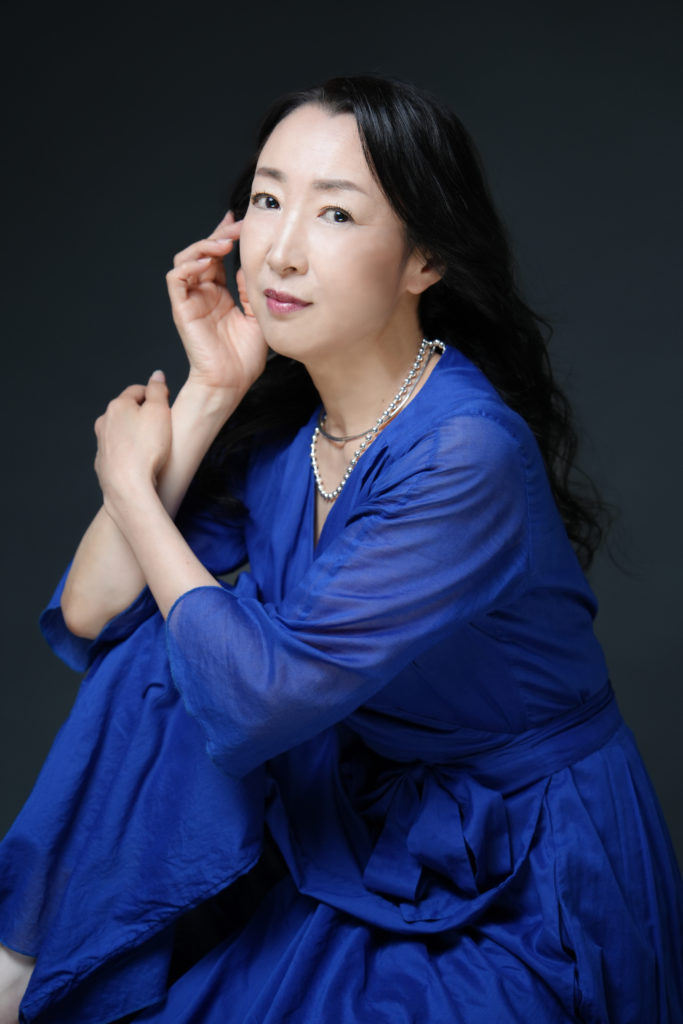 青い服の女性が座っている