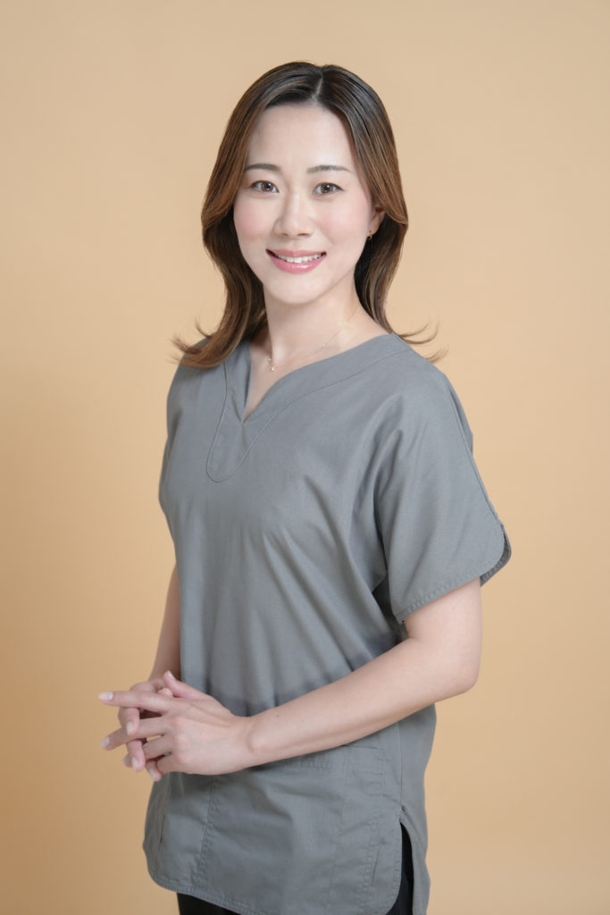 スクラブを着た女性が微笑んでいる 