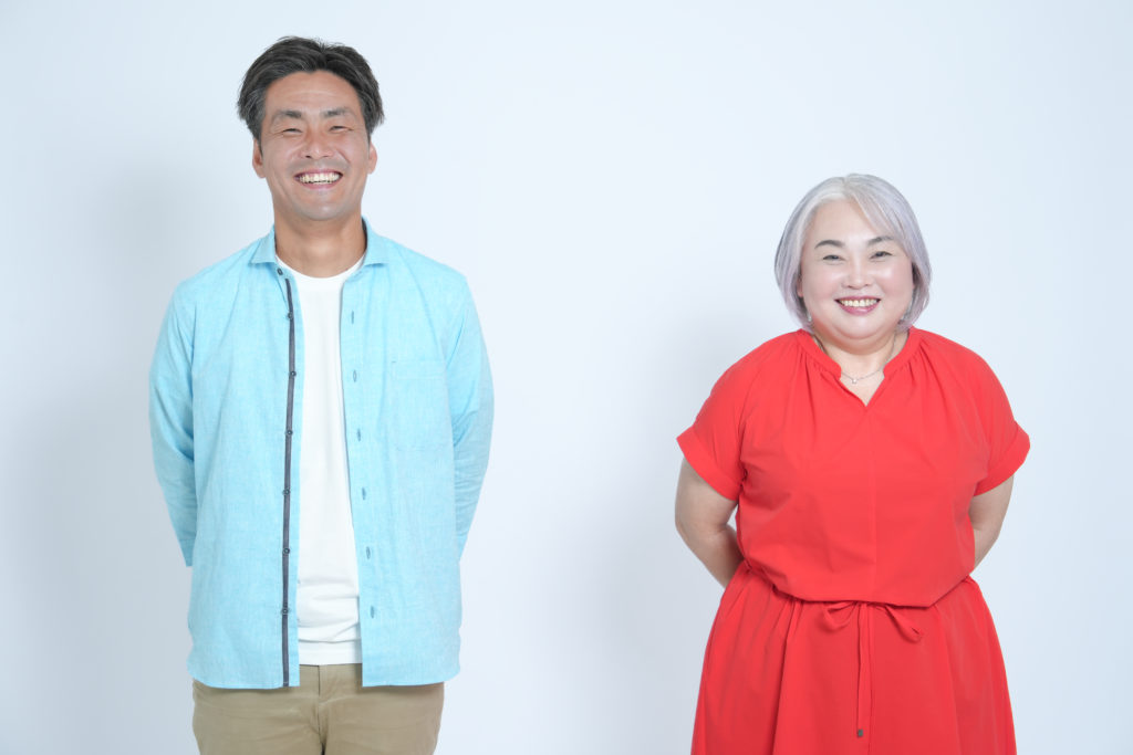 親子で微笑んでいる