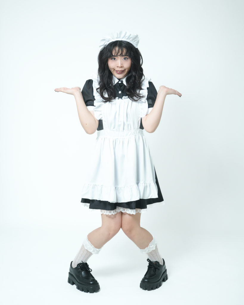 メイド服を着た女性