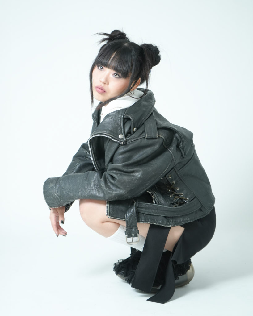 革ジャンを着た女性が座っている写真