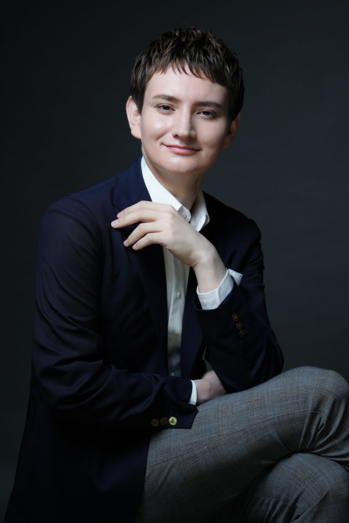 スーツの男性が座っている