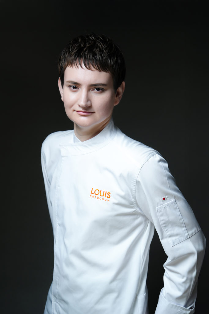 コックコートの男性が立っている