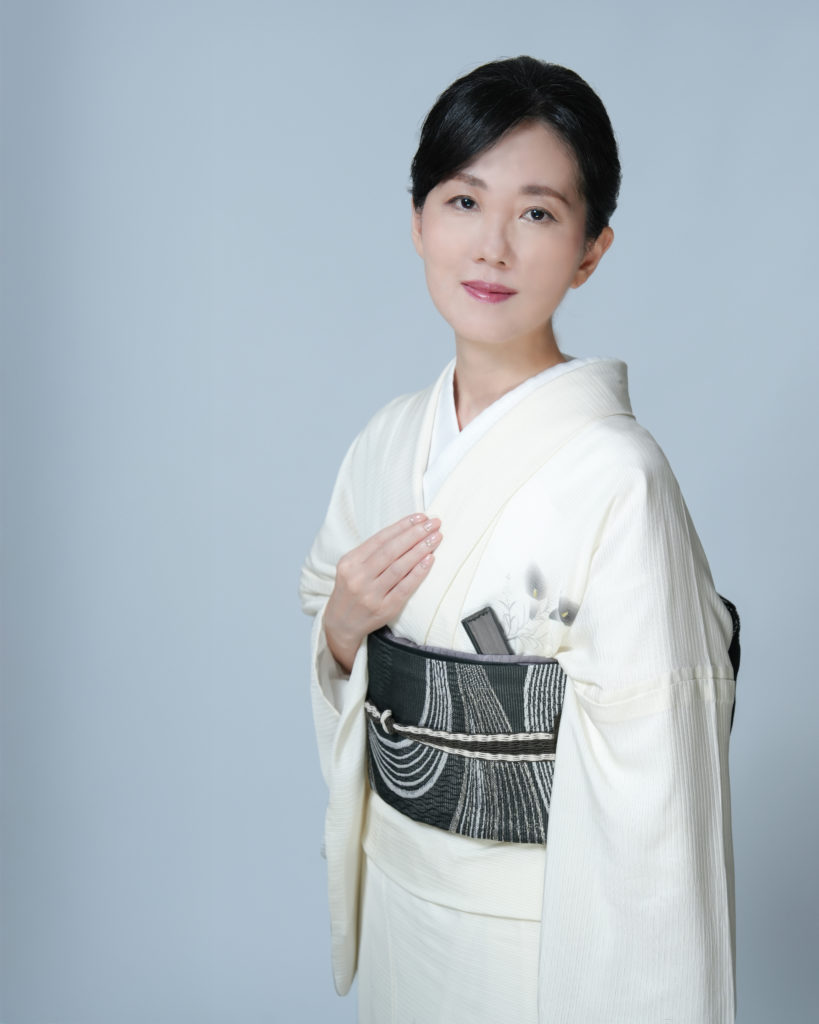 着物の女性が微笑んでいる