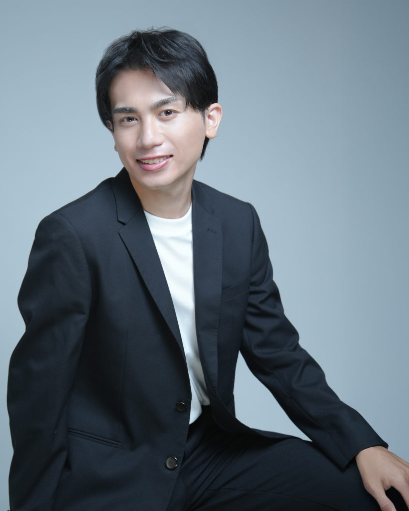 スーツの男性が座っている