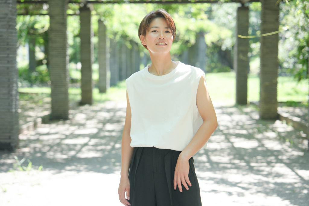 外で笑顔で立っている