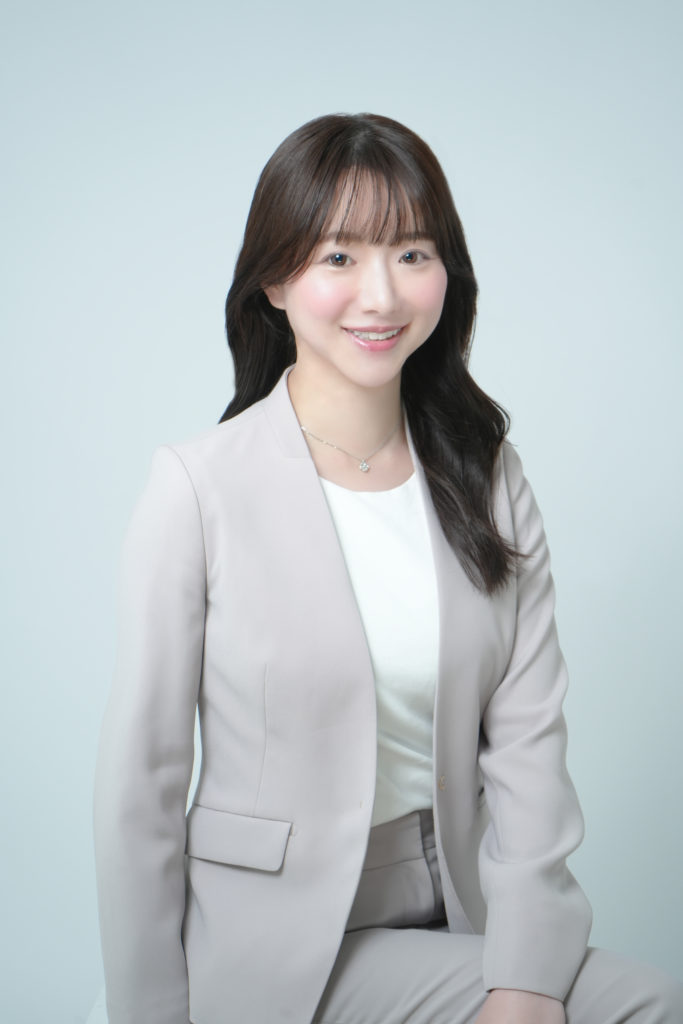 スーツの女性が笑顔の写真