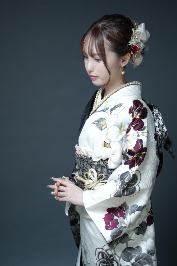 着物を着た女性が立っている