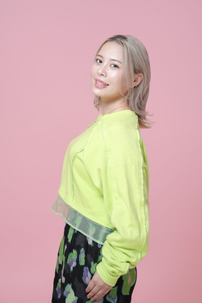 フィリピンの観光大使が笑顔でカメラを見ている