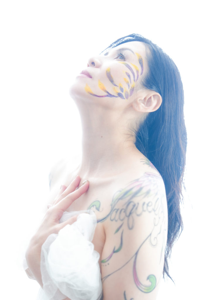 光の中にいる女性の写真