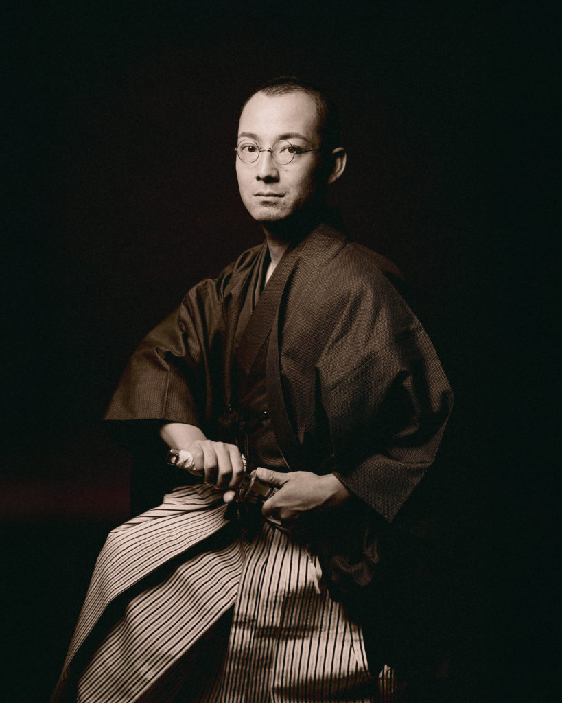 刀を持った男性のセピア写真