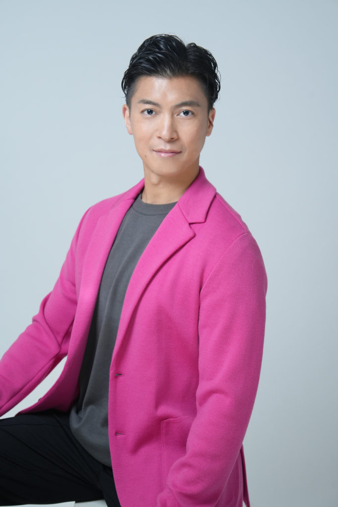 ピンクのジャケットを着た男性の写真