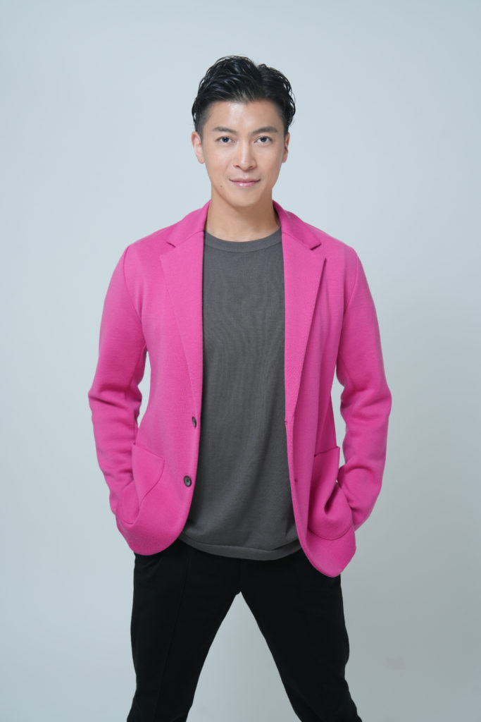 ピンクのジャケットを着た男性の写真