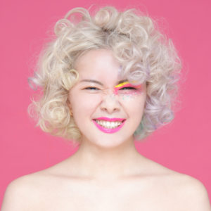 カラフルなメイクアップをした金髪の女性の写真