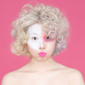 白塗り途中の金髪の女性の写真