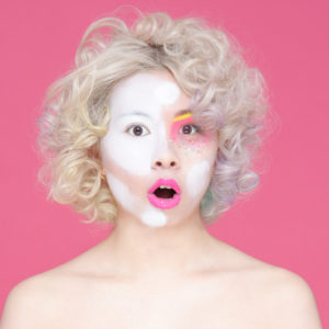 白塗り途中の金髪の女性の写真