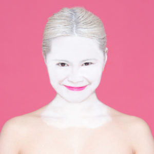 白塗りの金髪の女性の写真