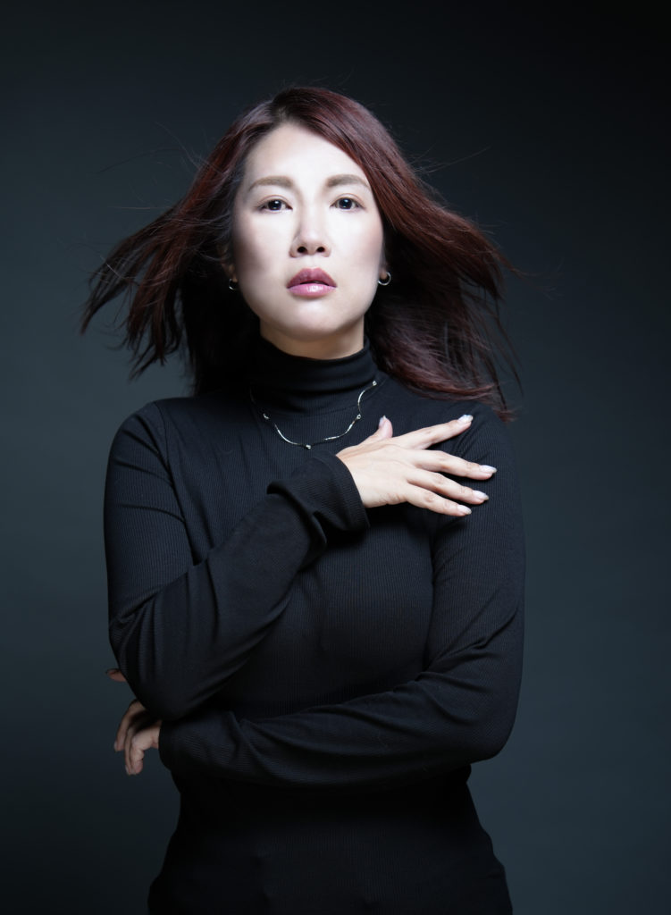 風に吹かれた女性の写真