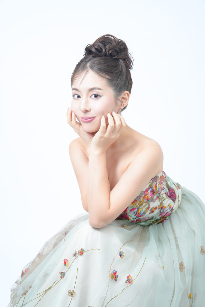 ドレスを着た女性の写真