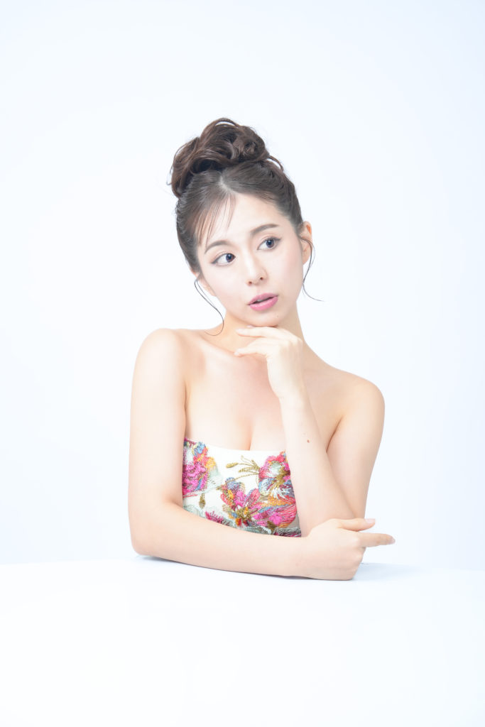 ドレスを着た女性の写真