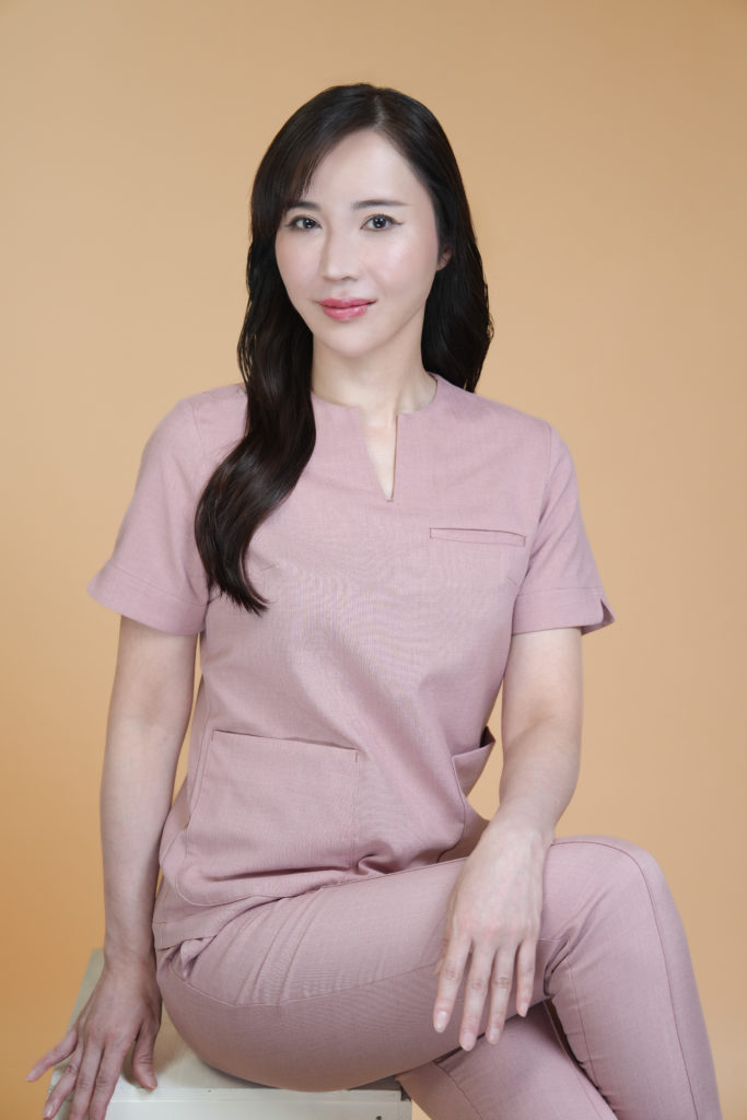 スクラブを着た女性の写真