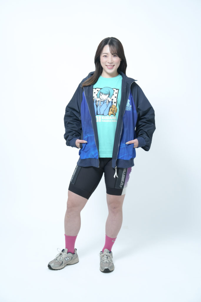 オリジナルTシャツとブルゾンを羽織った児玉選手の全身の写真