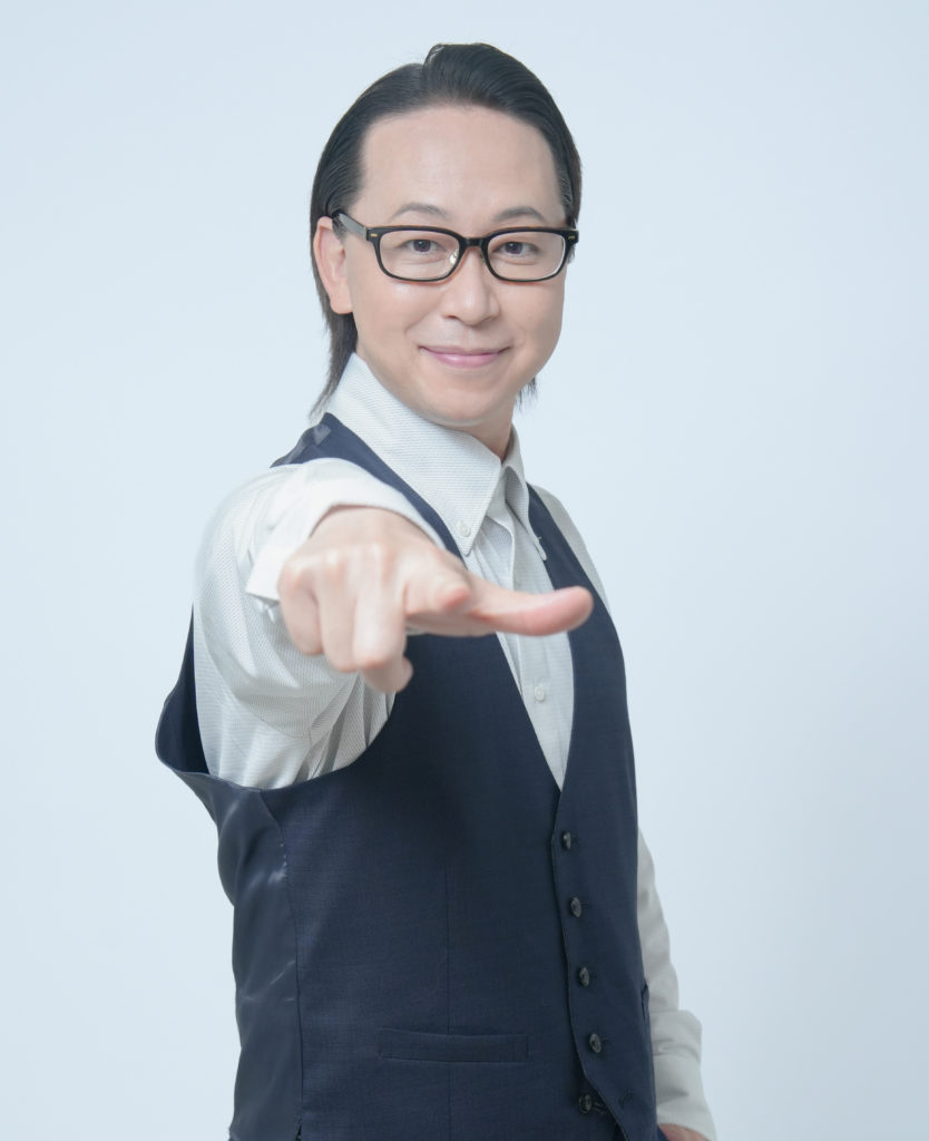 指差したメガネの男性の写真