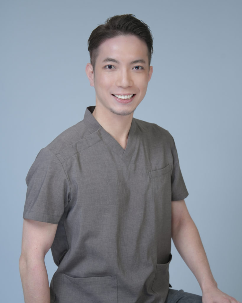 男性が座っている